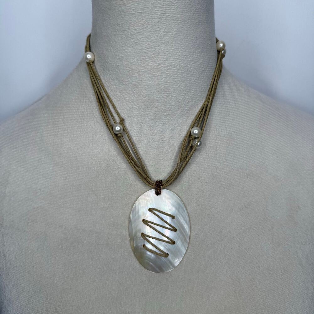31. Beige shell pendant necklace